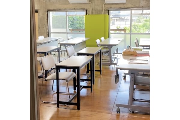 明るく静かな教室で落ち着いた指導