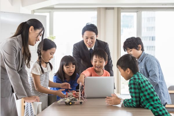 講師は、ITに精通した専門家