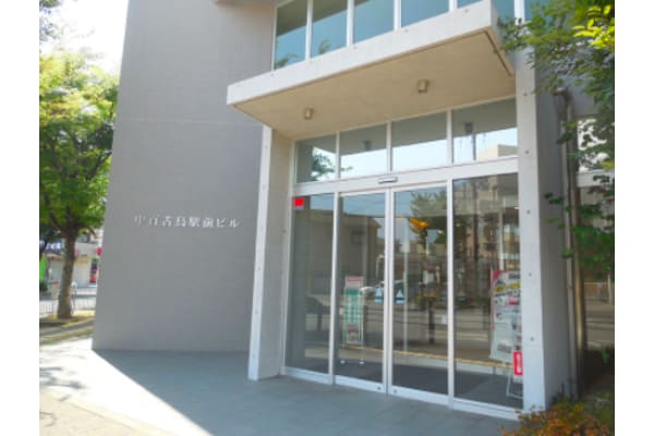 駅から徒歩2分、送り迎えしやすいバスロータリー前