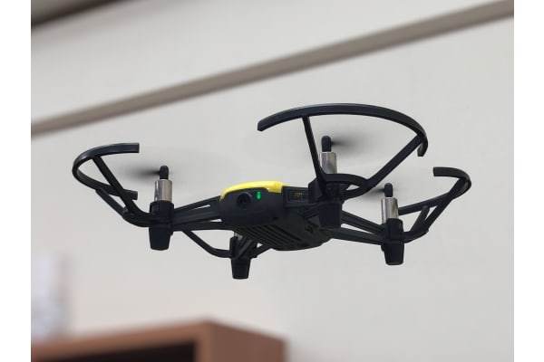 トイドローンを使って楽しく学ぶ