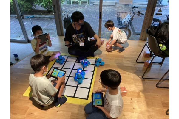 ロボットを動かしながらプログラミングも英語も身に着けられます！