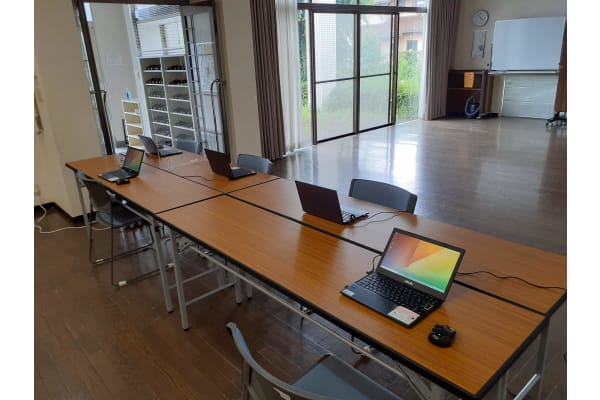 生徒約3名に講師1名が対応する個別指導形態