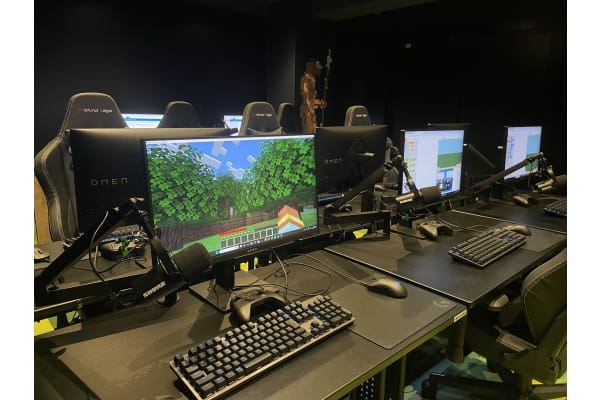 本格的なゲーミングPCを完備