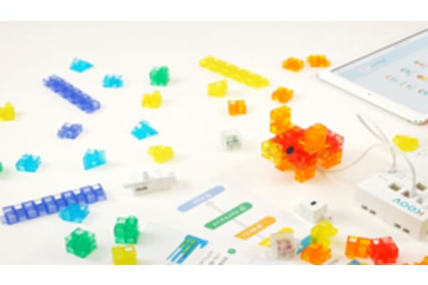 半透明でカラフルなロボット教材、KOOVを使ったロボットプログラミングのコースも！
