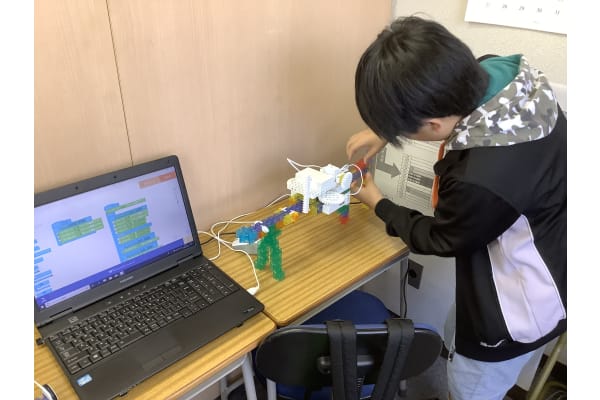 小学生はブロックを制作し、プログラミングによって電子パーツが稼働する学習を行います。