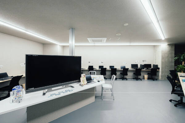 パソコンもアプリも、すべて教室で完備