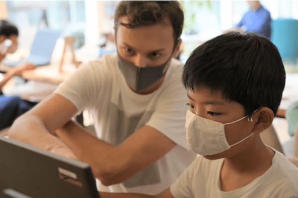 外国人講師と英語でプログラミング！ 英語に自然と「触れて、慣れて、使う」