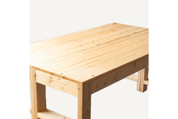 自然の温もりで学ぶ！ハンドメイドの机が魅力の教室