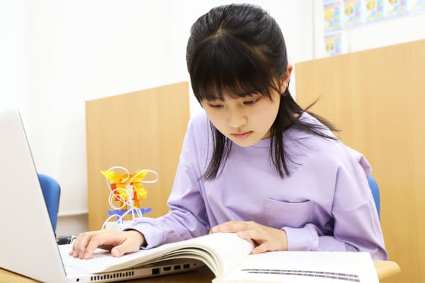 大学入試や実社会でも役に立つPythonがKOOV®で学べる