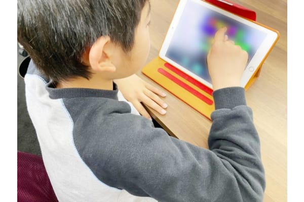 少人数制による個別指導で基礎から高度なプログラミングまで学べる