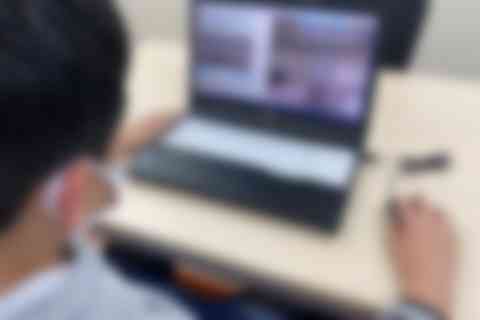 動画授業を見ながらマイクラを操作します