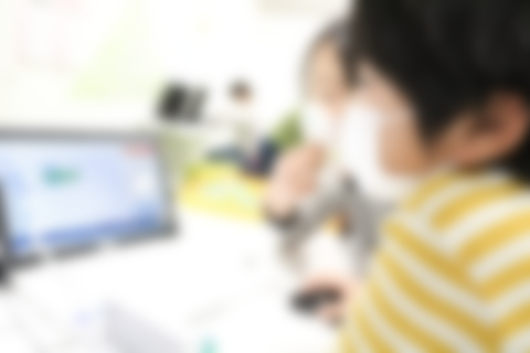 真剣にプログラミングする子供たち