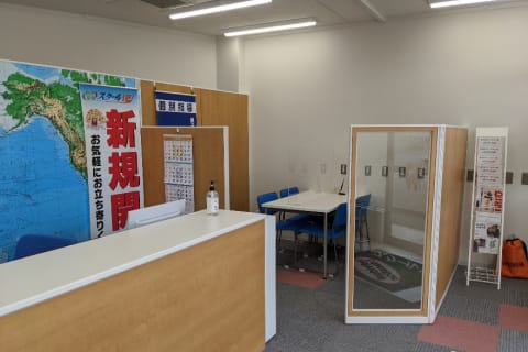 保護者様用待機ブースあり。保護者面談等でも使用させていただきます。