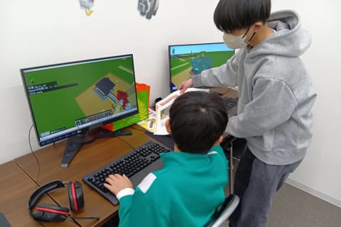 パソコンをさわるのがはじめてでも大丈夫。頼れる先生が、一人ひとりの”できた！”を応援します。