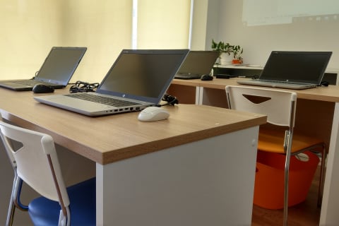 教室内です。逆光のためスクリーンを下ろしています。