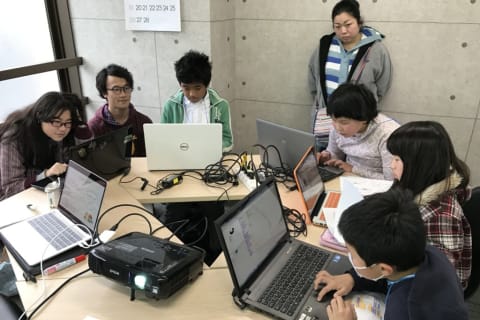 過去に実施したプログラミング体験会の様子です。