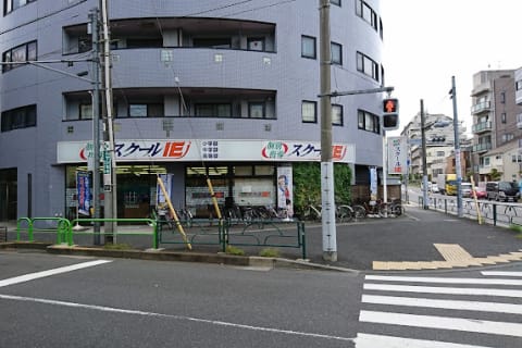 オザキフラワーパーク、サミットななめ向かいです。