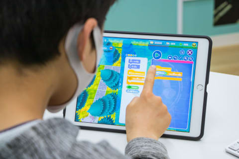 タブレットを使用し、ゲーム感覚でプログラミングを学習することが出来ます。