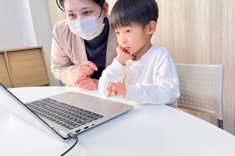 先生と少しずつ勉強中！飽きずに集中して勉強できます！