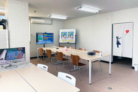 広々としたゆったり教室。お迎えを待つまでの待機スペースもございます。トイレ・洗面台も完備。
