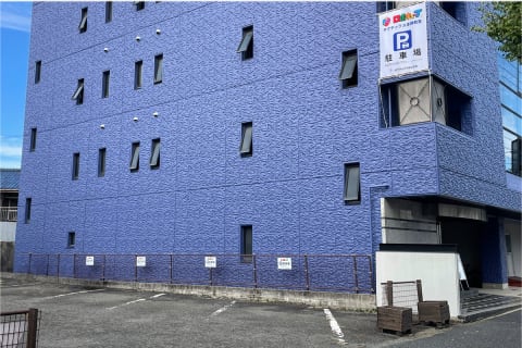 駐車場はビルの横にあります