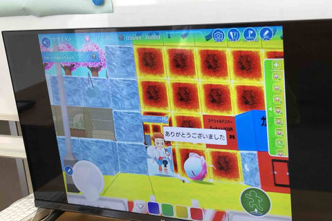 ロボットがお客様に「ありがとうございます」と言うようプログラムしています。