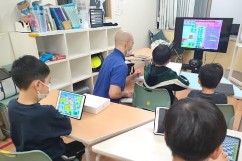 はげまし、声掛けを大切にしながらコーチが学習をサポートします。越えられる目標設定をコーチと生徒さんで行い越えさせてあげることで自信に繋がります。