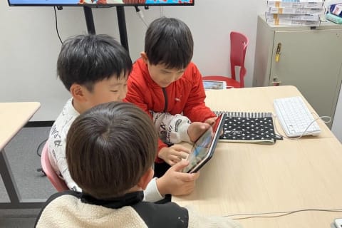 クリエイト作品を見せ合っています