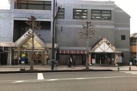 入口は右側をご利用ください。１Fはスーパー、２Fは１００円ショップがあり、お買い物にも便利！駐車場はビル共同の駐車場をご利用ください。