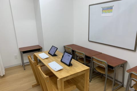 お教室は広い空間をご用意しています。小さいお子様には小さいお机と椅子をご用意。