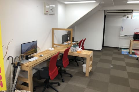 木のテーブルを使っているので、ぬくもりを感じる空間になっています♪