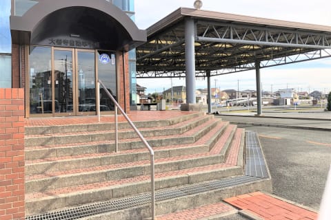 階段を上ってすぐに建物入り口があります。