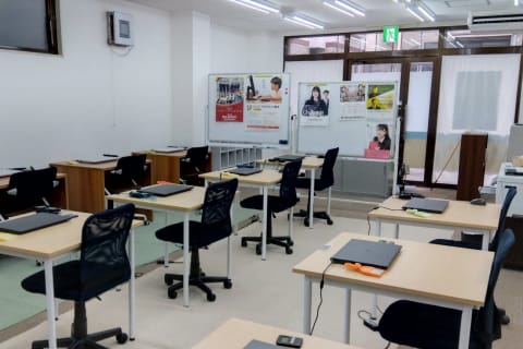 明るく、落ち着いた雰囲気の空間です。