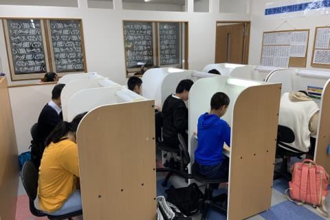 個別ブースで仕切られた空間で学習できる環境です。