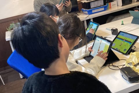 友だちと教え合ったり、お互いの作品で遊んだり