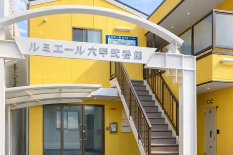 黄色い建物の1階です