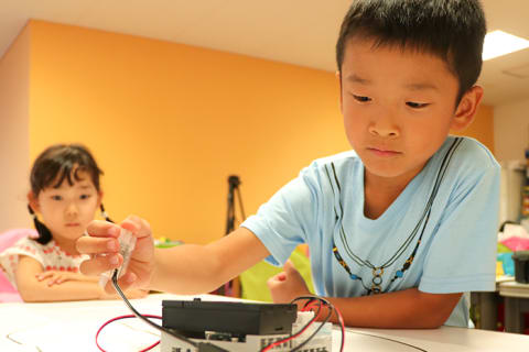 プログラミングの回はパソコンを使ってプログラミング。ロボットが動きます。