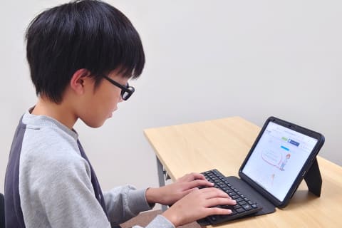 Bさんのレッスンの様子です。キーボードでタイピングの練習を行っています。 お手本通りにキーボードを打てていますね！