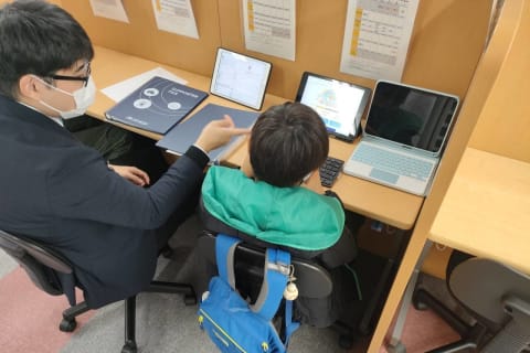 授業の最初は、指を慣らすためにタイピングからスタート！