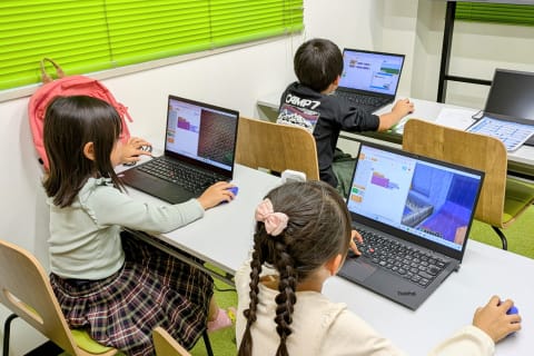 一人一台のパソコンを教室に用意しています。