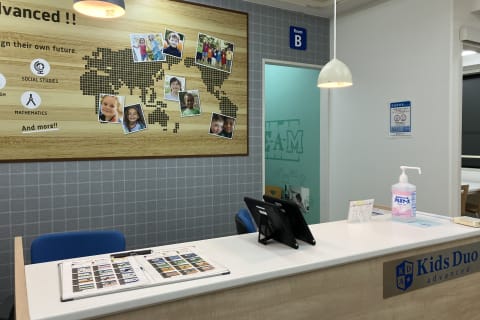 清潔感のある教室で皆さんをお待ちしております！待合のための椅子もご用意しておりますので、レッスン中のお子様を待つことも可能です。