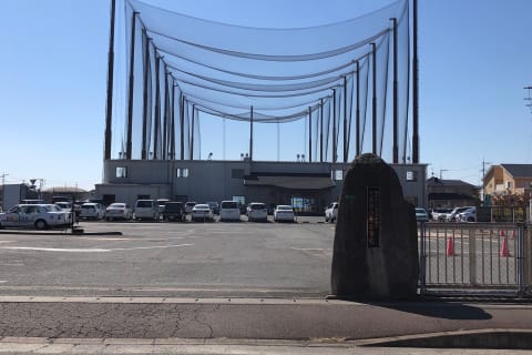 校門前です。向かって右が駐車場、左が校舎です。