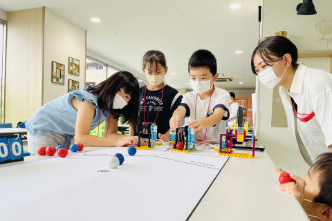 学年・男女問わず、お子様同志で協力し、学習を進めます。