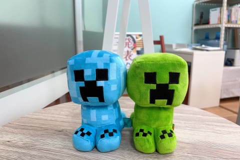 入り口ではクリーパー2体が迎えています！