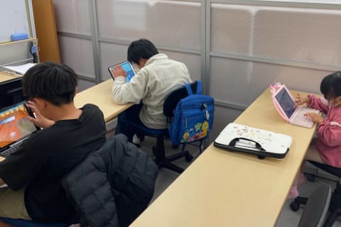 3名から4名程度の少人数制での授業になるので質問もしやすい雰囲気です。