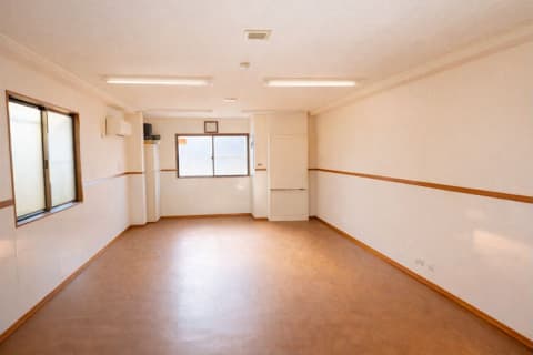 窓から光が入る気持ちいい教室です