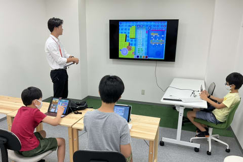 レッスンのイメージです。小集団形式でレッスンを行います！みんなに発表を行ったりします！