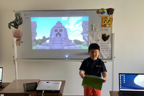 みんなの前で元気よく発表しよう！