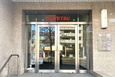 伊予鉄大手町ビルの入り口です。エレベータで３階までお上がり下さい。