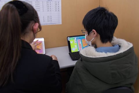 生徒さんがつまづいた時はコーチがヒントを出して自力で解けるようにサポートしています。